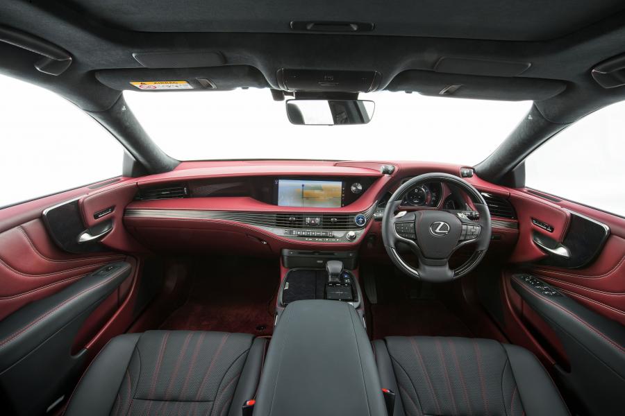 Торпедо Lexus LS500h 2018 года  (AU) (фото 10 из 23)